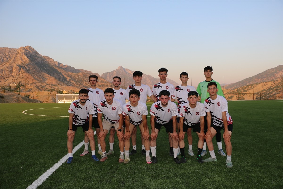 Şırnak'ın Uludere ilçesine bağlı Hilal beldesindeki baraj gölü manzaralı stat, genç futbolcuların...