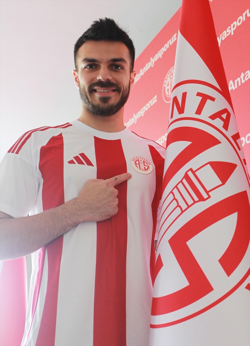 Süper Lig ekiplerinden Antalyaspor, kaleci Abdullah Yiğiter'i üç yıllığına renklerine bağladı....