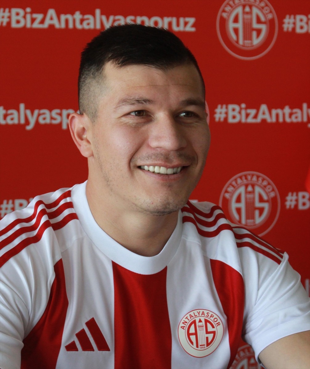 Süper Lig ekiplerinden Antalyaspor, Paraguaylı forvet Braian Jose Samudio Segovia'yı renklerine...