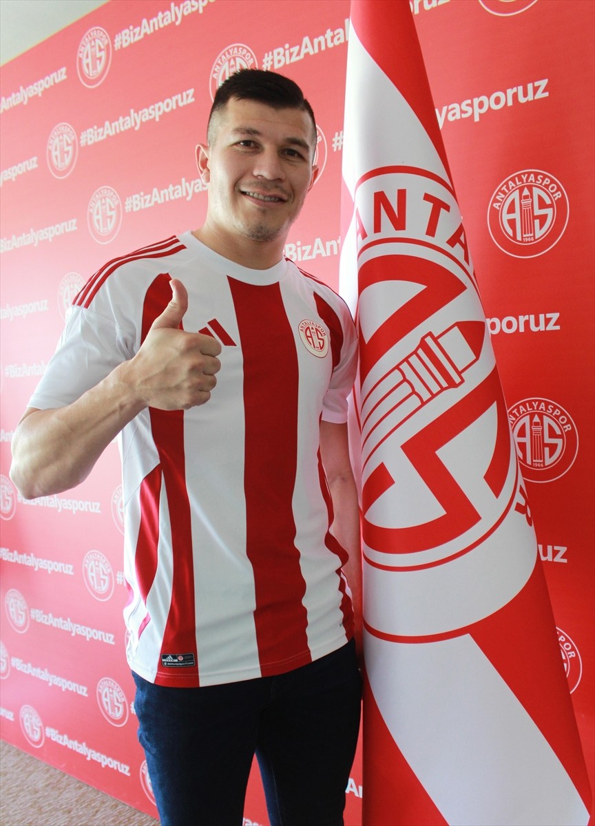 Süper Lig ekiplerinden Antalyaspor, Paraguaylı forvet Braian Jose Samudio Segovia'yı renklerine...