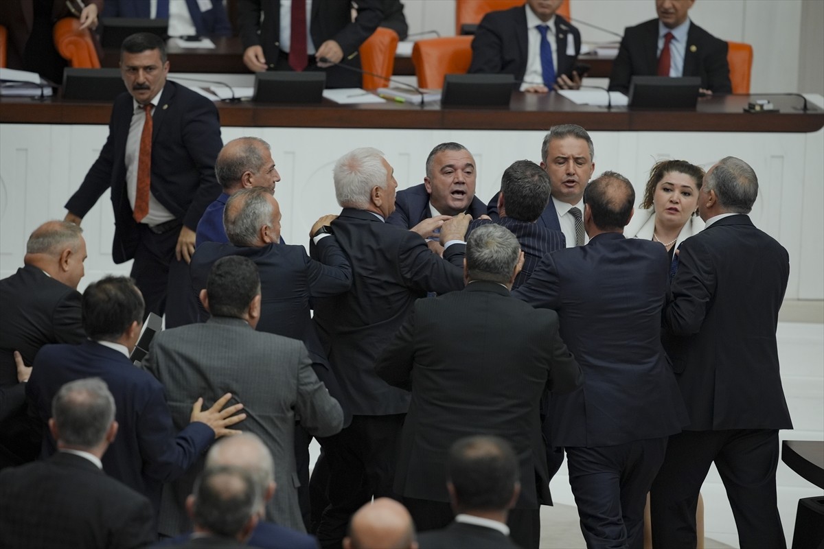 TBMM Genel Kurulu'nda en düşük emekli aylığının 12 bin 500 liraya yükseltilmesini de içeren Vergi...