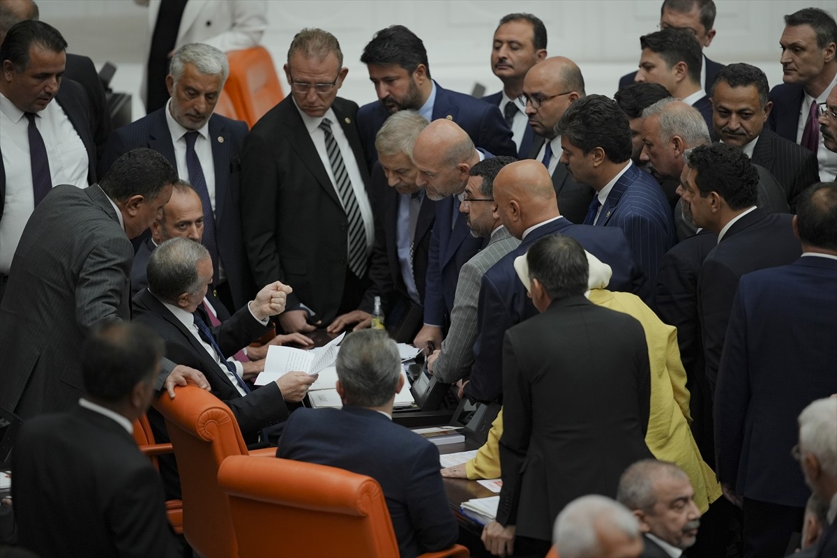 TBMM Genel Kurulu'nda en düşük emekli aylığının 12 bin 500 liraya yükseltilmesini de içeren Vergi...