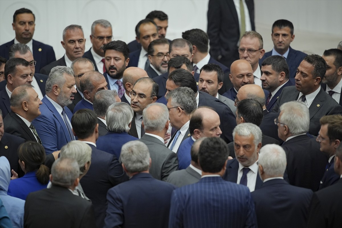 TBMM Genel Kurulu'nda en düşük emekli aylığının 12 bin 500 liraya yükseltilmesini de içeren Vergi...