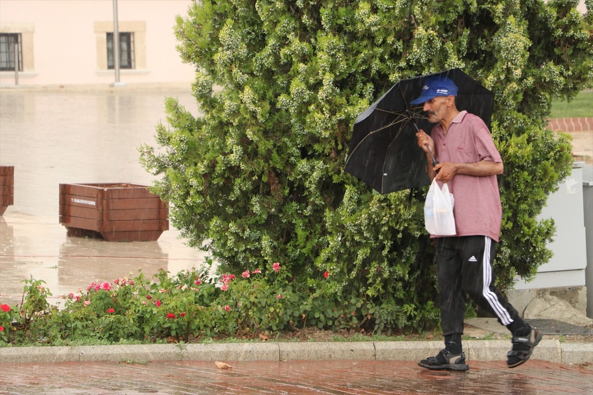 Tekirdağ'da gök gürültülü sağanak etkisini gösterdi. Vatandaşlar şemsiyelerle yağmurdan korunmaya...
