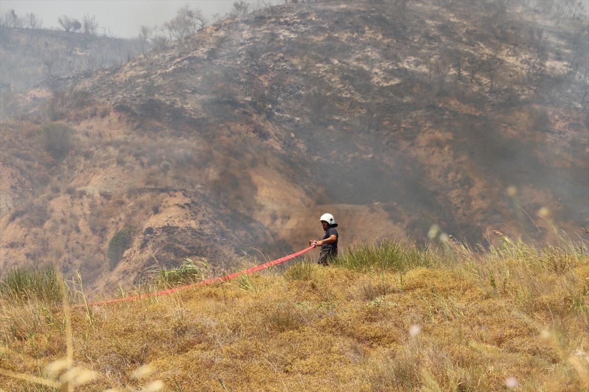 Tekirdağ'ın Şarköy ilçesinde makilik alanda çıkan yangına havadan ve karadan müdahale ediliyor....