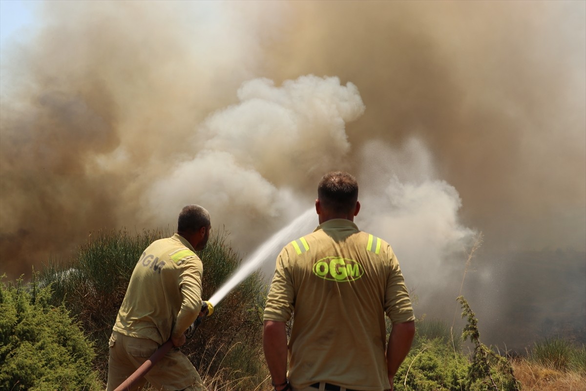 Tekirdağ'ın Şarköy ilçesinde makilik alanda çıkan yangına havadan ve karadan müdahale ediliyor....