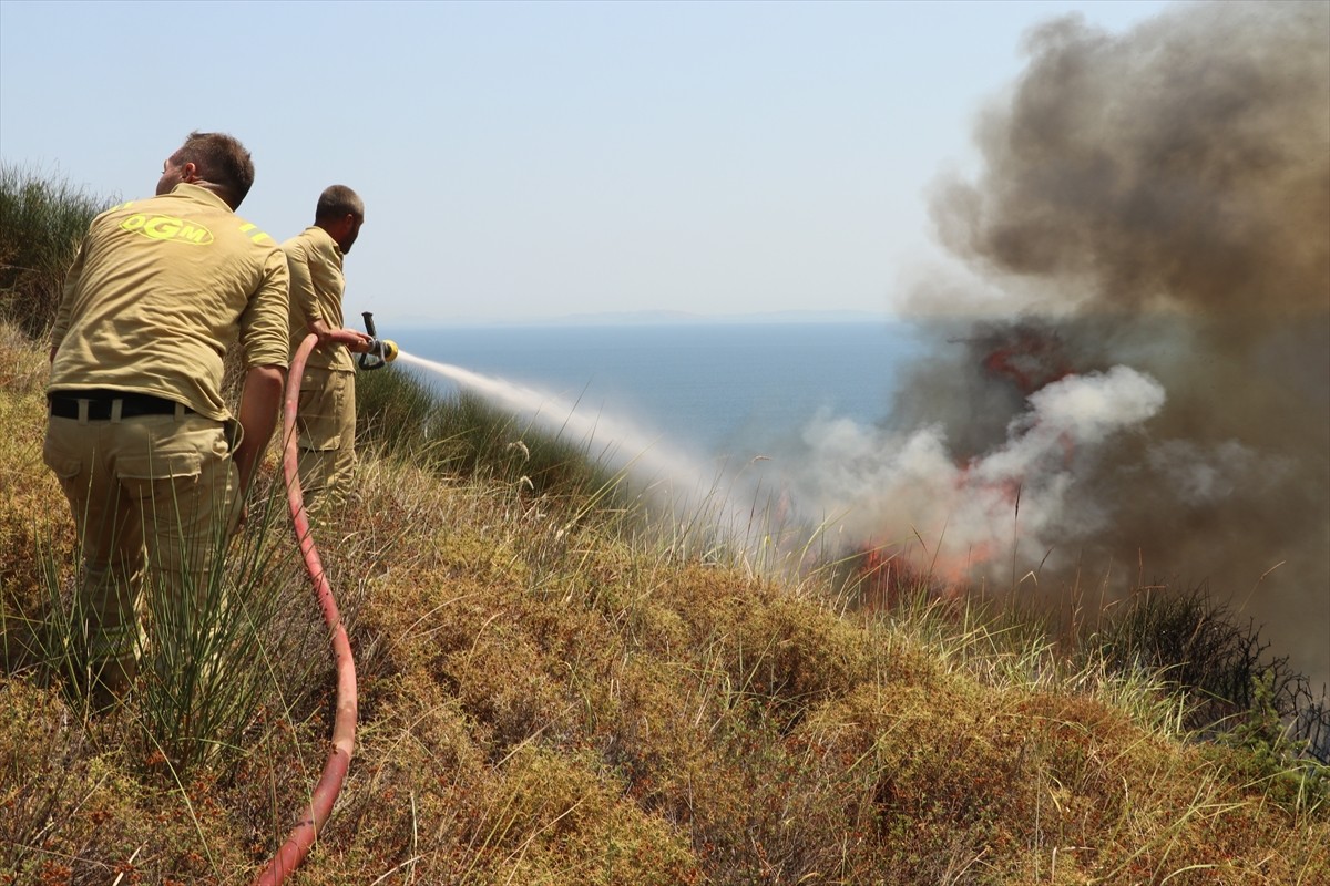 Tekirdağ'ın Şarköy ilçesinde makilik alanda çıkan yangına havadan ve karadan müdahale ediliyor....