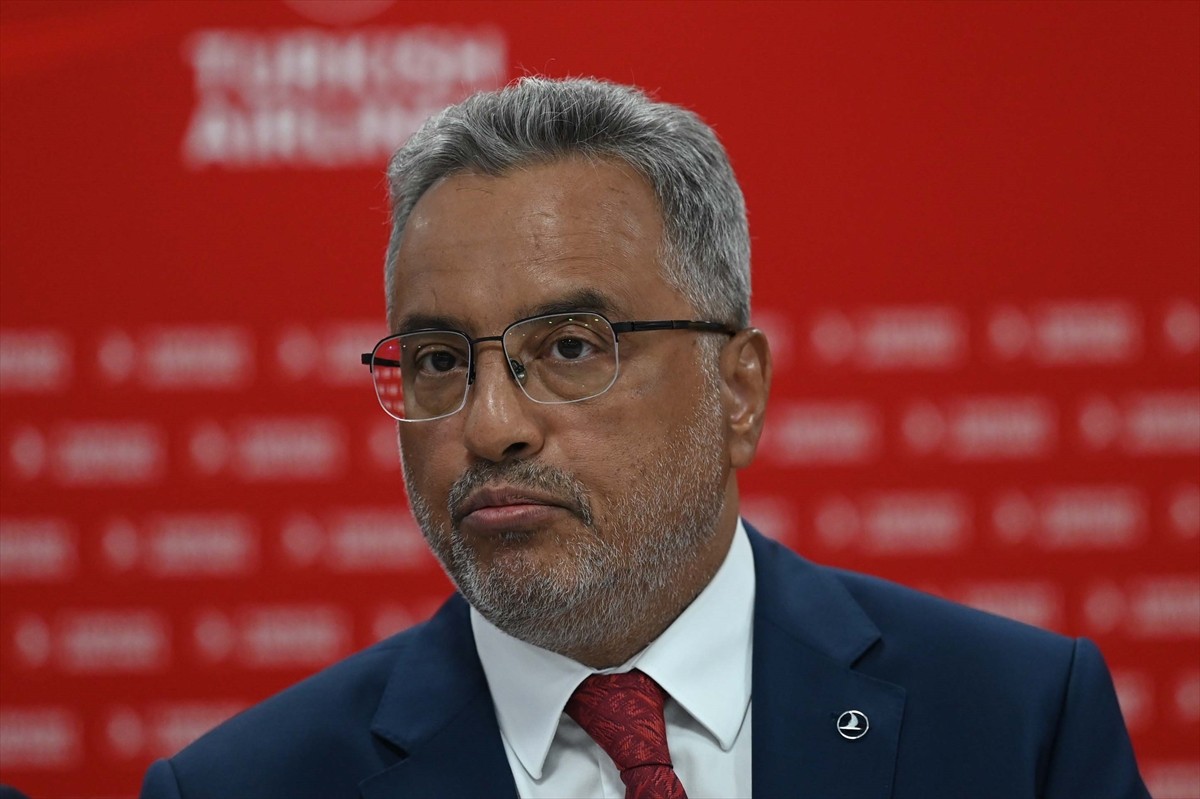 THY Yönetim Kurulu ve İcra Komitesi Başkanı Ahmet Bolat (sol 4), İngiltere'de düzenlenen...