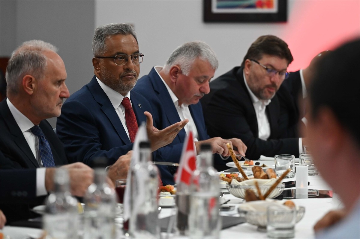 THY Yönetim Kurulu ve İcra Komitesi Başkanı Ahmet Bolat (sol 4), İngiltere'de düzenlenen...