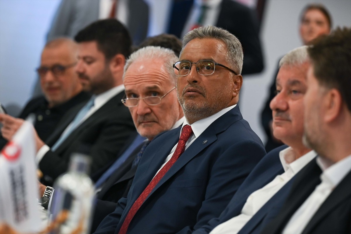 THY Yönetim Kurulu ve İcra Komitesi Başkanı Ahmet Bolat (sol 4), İngiltere'de düzenlenen...