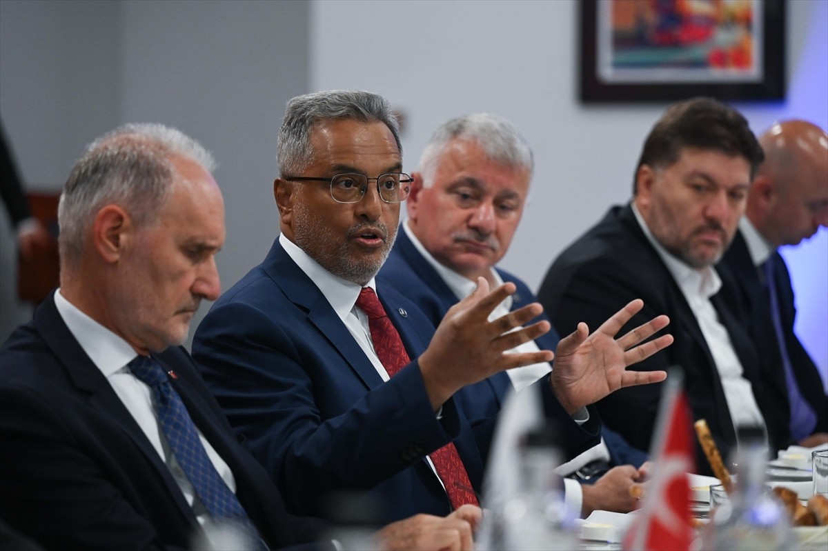 THY Yönetim Kurulu ve İcra Komitesi Başkanı Ahmet Bolat (sol 4), İngiltere'de düzenlenen...