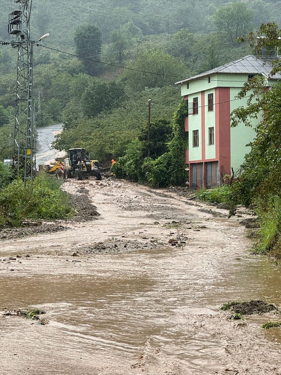 Trabzon'un Arsin ilçesinde şiddetli yağış dolayısıyla Atayurt, Örnek ve Yolüstü mahallelerinde...