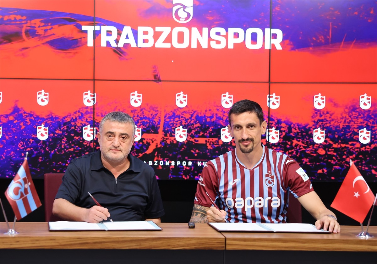 Trabzonspor Kulübü, 3 yıllık anlaşma sağladığı yeni transferi Karadağlı Stefan Savic ile sözleşme...