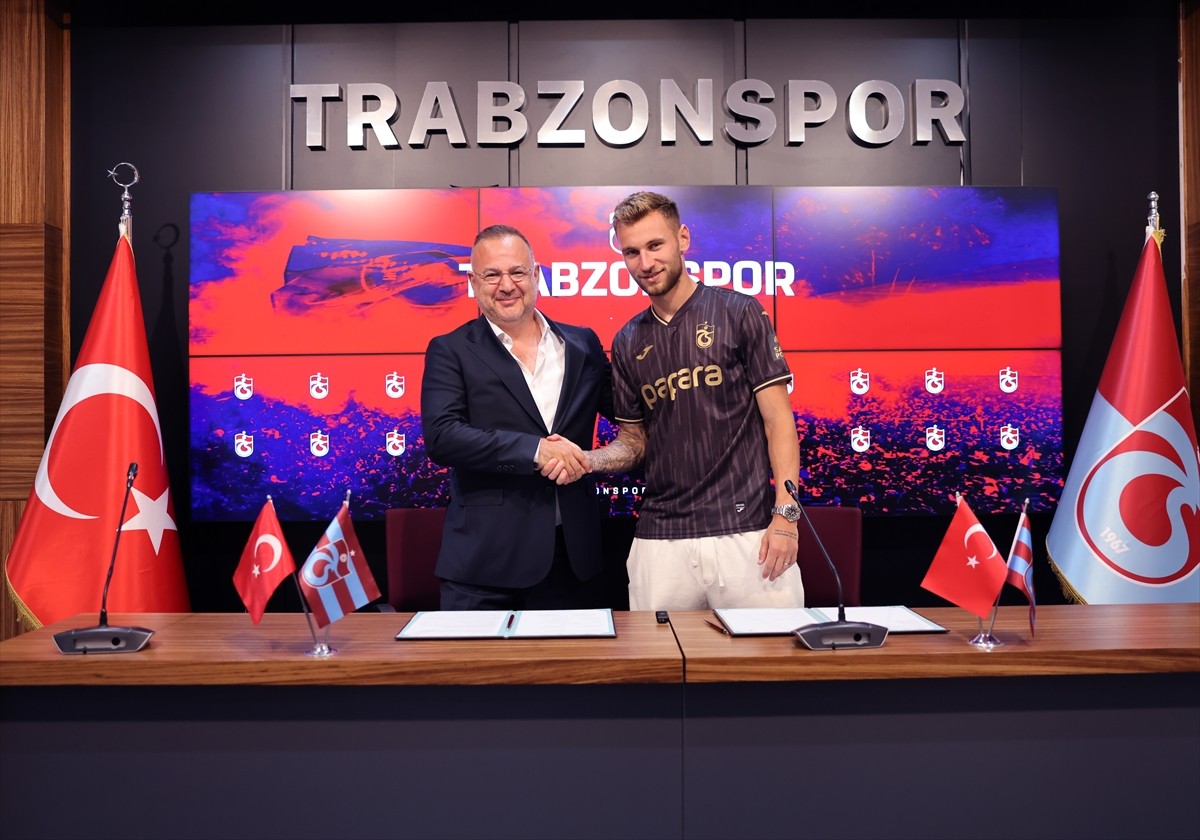 Trabzonspor Kulübü, Denis Draguş (sağda) ile 4 yıllık sözleşme imzaladı. Draguş için Mehmet Ali...
