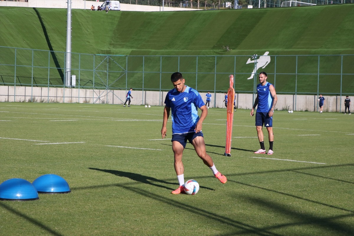 Trendyol 1. Lig ekiplerinden Erzurumspor FK, ikinci etap hazırlıklarını Erzurum'da sürdürüyor....