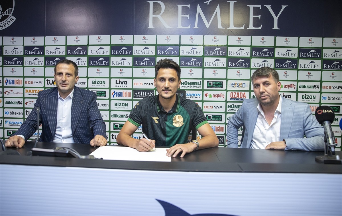 Trendyol 1. Lig ekiplerinden Sakaryaspor, eski futbolcusu Mustafa Pektemek'i 1+1 yıllığına...