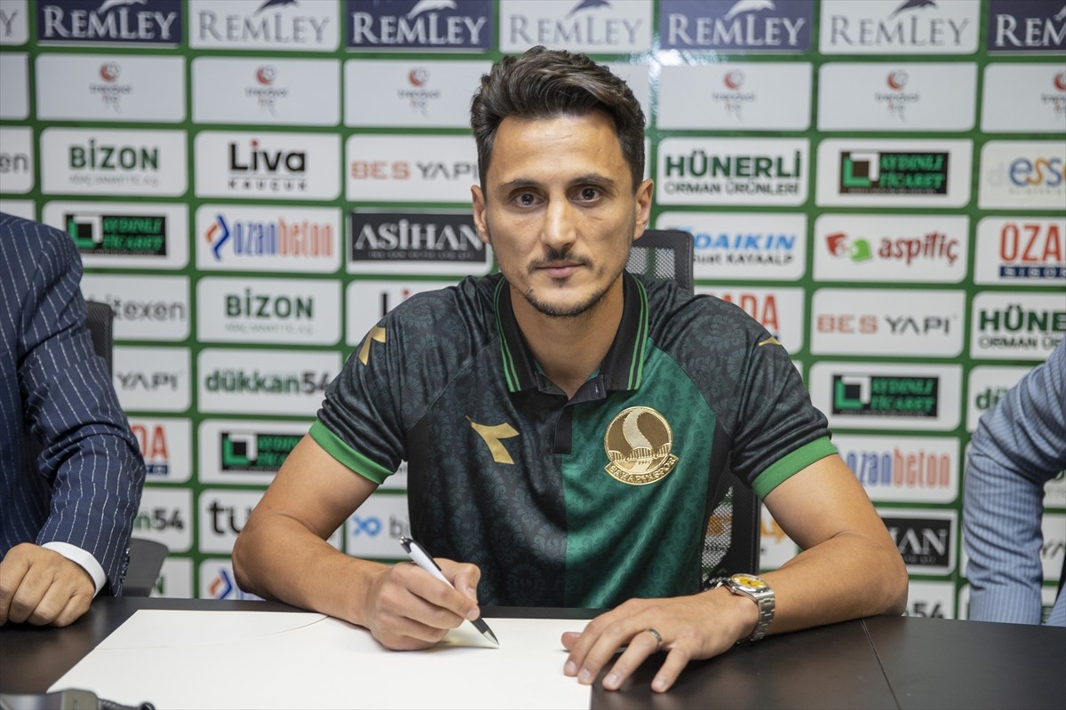 Trendyol 1. Lig ekiplerinden Sakaryaspor, eski futbolcusu Mustafa Pektemek'i 1+1 yıllığına...