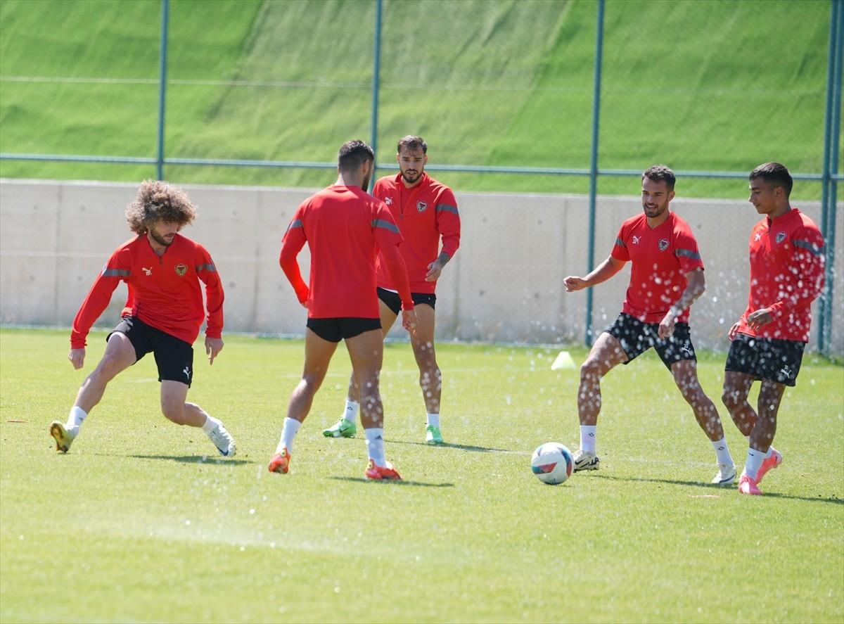 Trendyol Süper Lig ekiplerinden Atakaş Hatayspor'un savunma oyuncusu Recep Burak Yılmaz (sağda)...