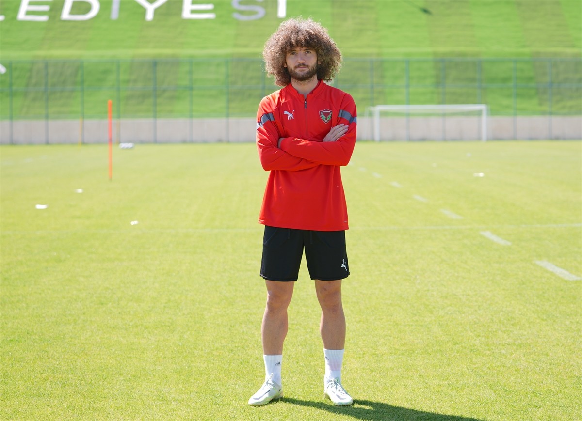 Trendyol Süper Lig ekiplerinden Atakaş Hatayspor'un savunma oyuncusu Recep Burak Yılmaz (sağda)...