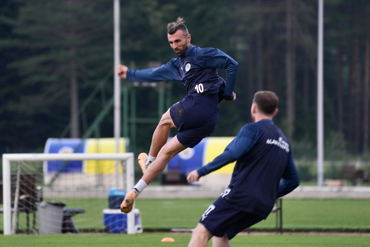 Trendyol Süper Lig ekiplerinden Corendon Alanyaspor, yeni sezon hazırlıklarına Düzce'de devam...