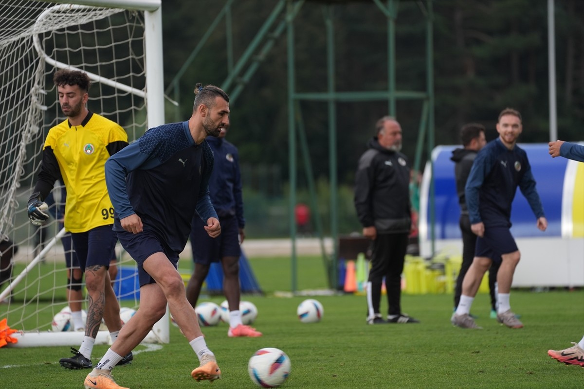 Trendyol Süper Lig ekiplerinden Corendon Alanyaspor, yeni sezon hazırlıklarına Düzce'de devam...