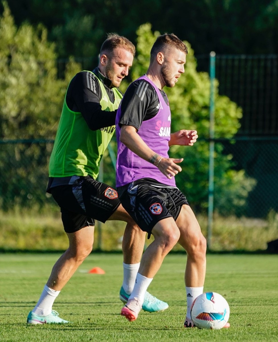 Trendyol Süper Lig ekiplerinden Gaziantep FK'nin yeni sezon hazırlıkları kapsamında Düzce kampı...