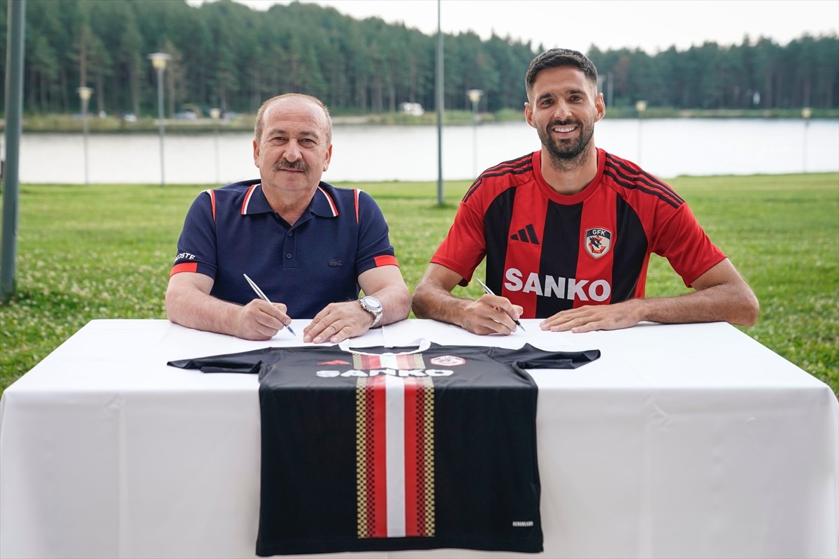 Trendyol Süper Lig ekiplerinden Gaziantep FK, 31 yaşındaki forvet oyuncusu Kenan Kodro'yu (sağda)...