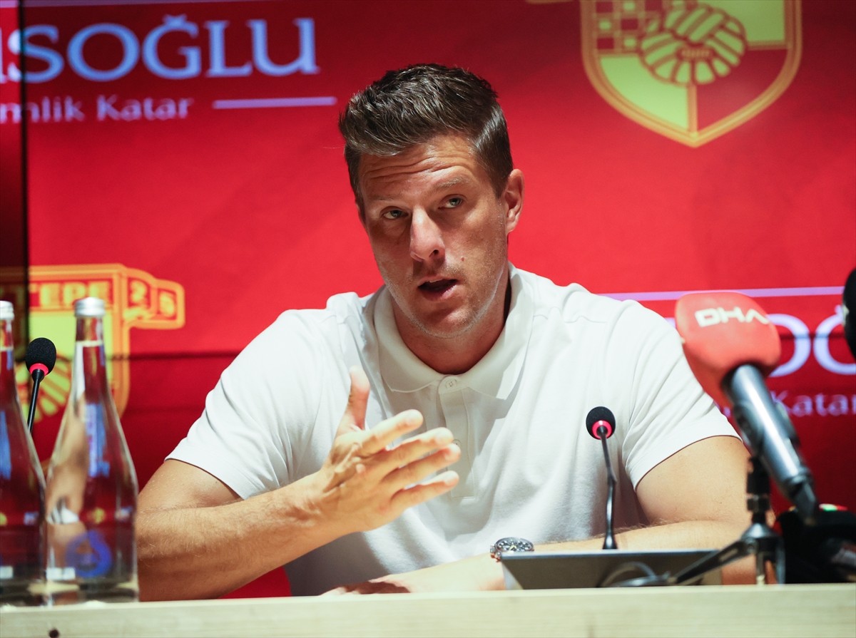 Trendyol Süper Lig ekiplerinden Göztepe'nin sportif direktörü Ivan Mance (fotoğrafta) ile teknik...