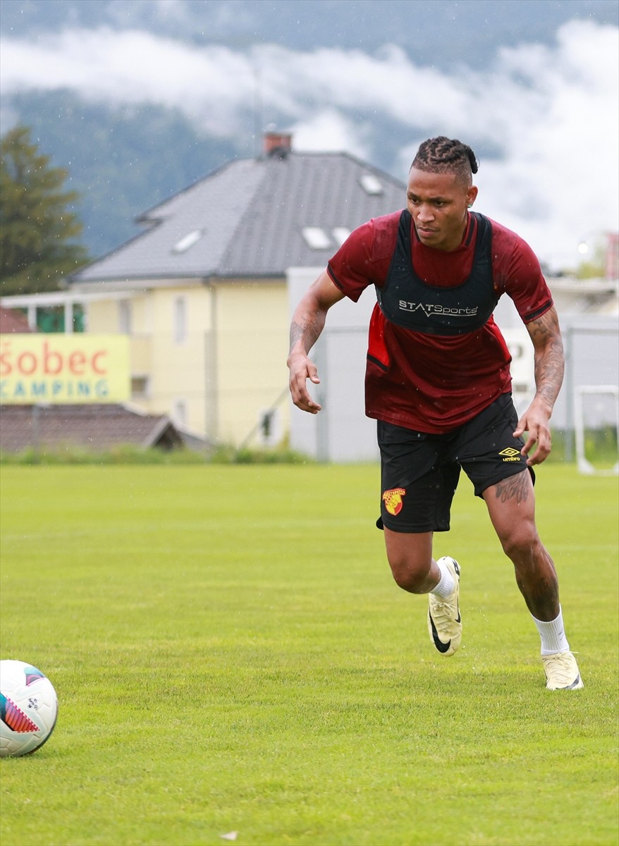 Trendyol Süper Lig ekiplerinden Göztepe, Slovenya kampını teknik direktör Stanimir Stoilov...