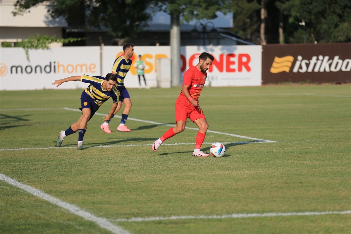 Trendyol Süper Lig ekiplerinden Mondihome Kayserispor, hazırlık maçında Trendyol 1. Lig...