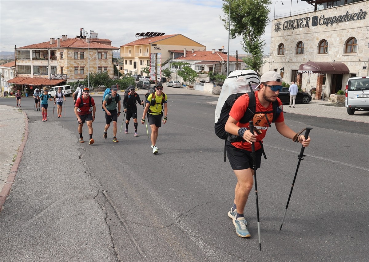 Türkiye'de ilk kez düzenlenen, koşu ve yamaç paraşütü disiplinlerini içeren "Hike and Fly...