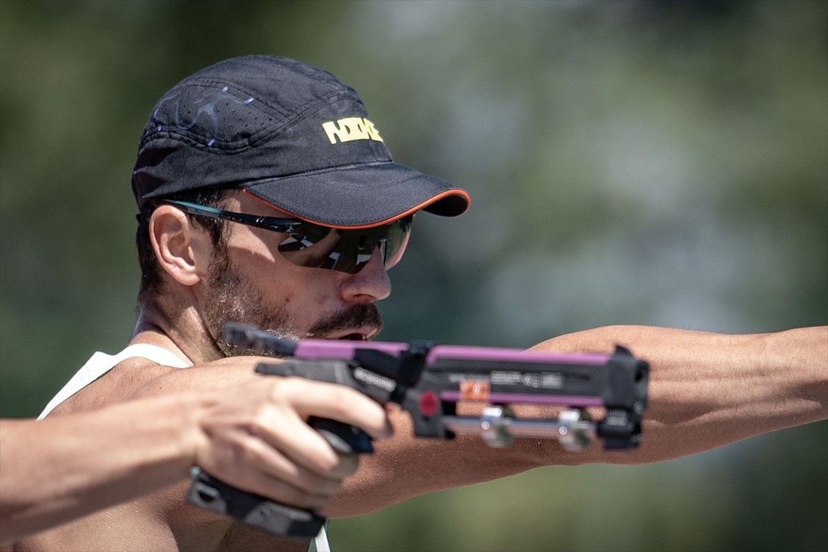 Türkiye'yi olimpiyatlarda temsil edecek ilk erkek modern pentatloncu Buğra Ünal'ın, Paris 2024'e...