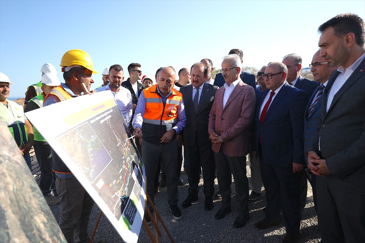 Ulaştırma ve Altyapı Bakanı Abdulkadir Uraloğlu (sağ 2), Mersin'in ilçelerini bağlayacak...