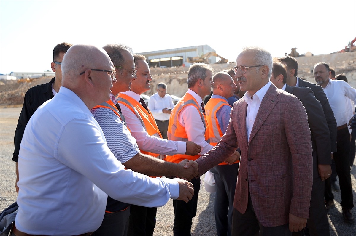 Ulaştırma ve Altyapı Bakanı Abdulkadir Uraloğlu (sağ 2), Mersin'in ilçelerini bağlayacak...