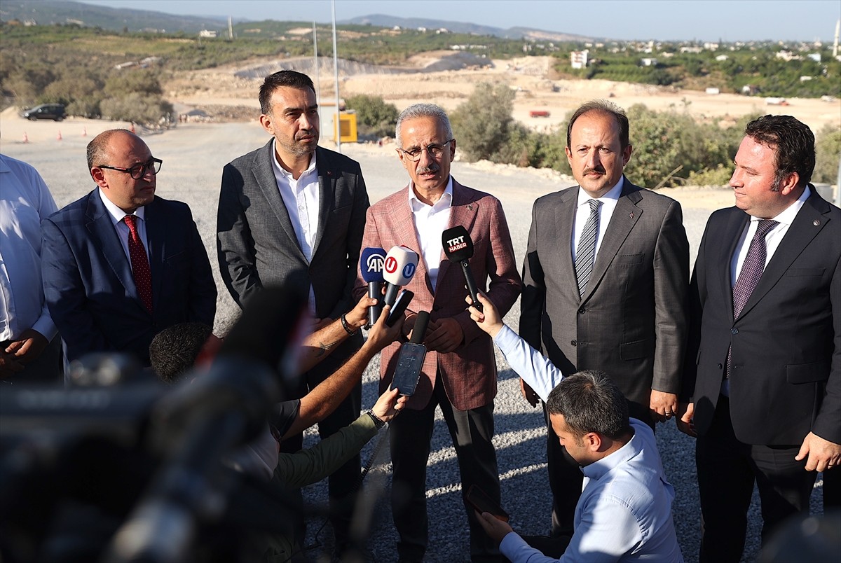 Ulaştırma ve Altyapı Bakanı Abdulkadir Uraloğlu (sağ 2), Mersin'in ilçelerini bağlayacak...