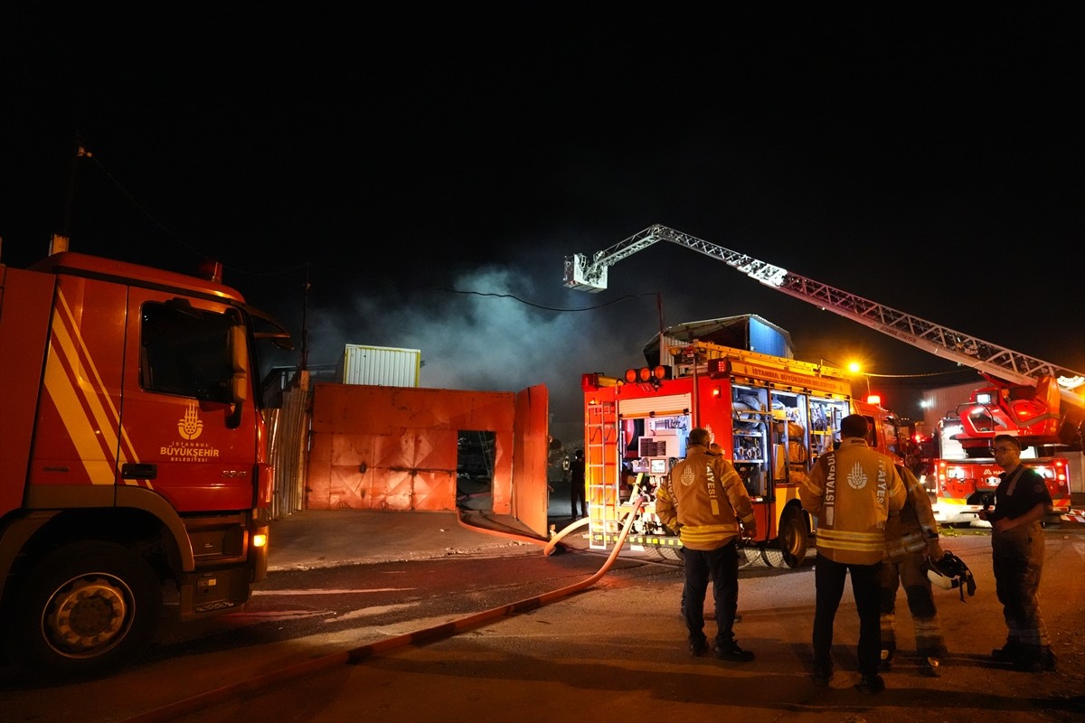 Ümraniye'de kağıt geri dönüşüm tesisinde çıkan yangın itfaiye ekiplerince söndürüldü.