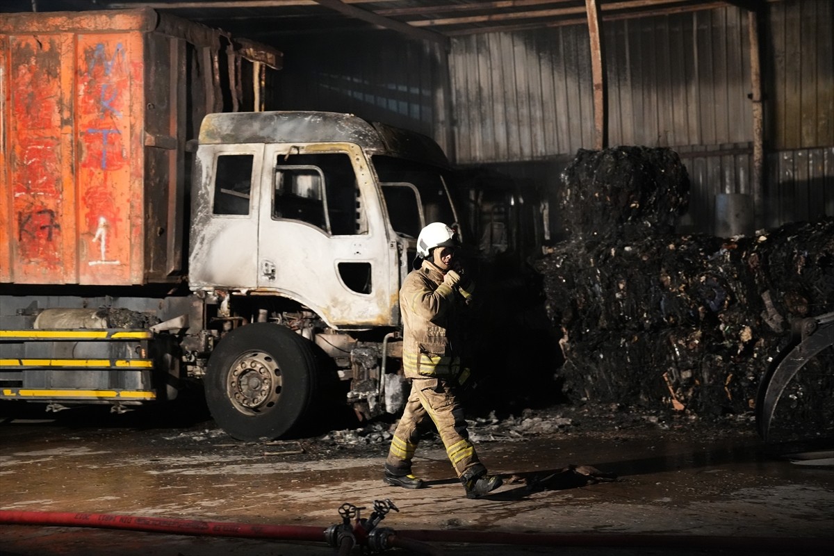 Ümraniye'de kağıt geri dönüşüm tesisinde çıkan yangın itfaiye ekiplerince söndürüldü.