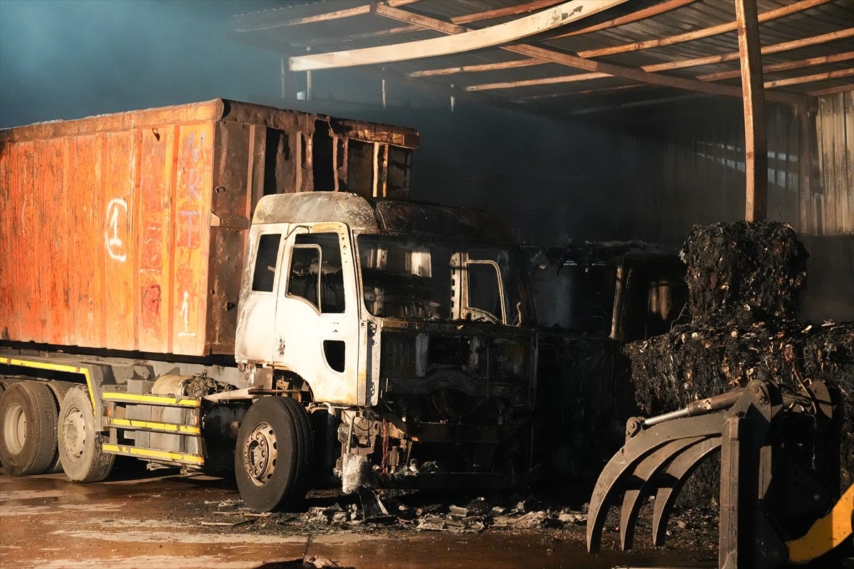 Ümraniye'de kağıt geri dönüşüm tesisinde çıkan yangın itfaiye ekiplerince söndürüldü.