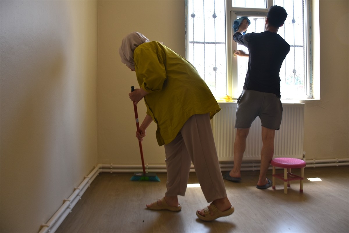 Van'ın İpekyolu ilçesinde Aile ve Sosyal Hizmetler İl Müdürlüğü görevlileri ile gönüllüler, sağlık...