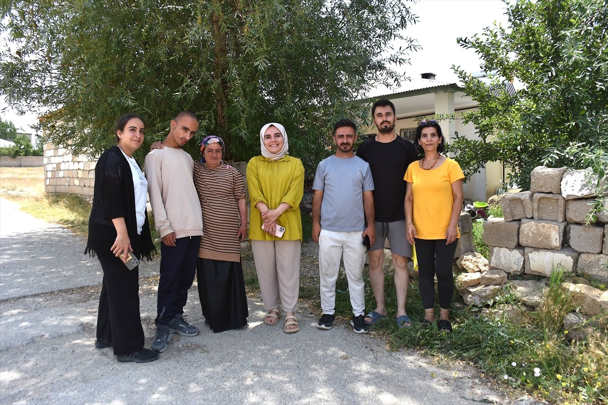 Van'ın İpekyolu ilçesinde Aile ve Sosyal Hizmetler İl Müdürlüğü görevlileri ile gönüllüler, sağlık...