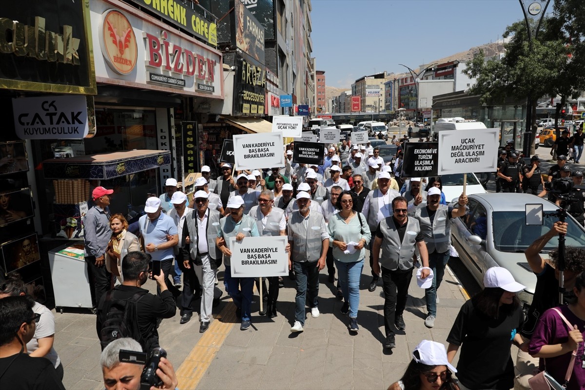 Van Ticaret ve Sanayi Odası (Van TSO) öncülüğünde kentte ek uçak seferleri yapılması için yürüyüş...