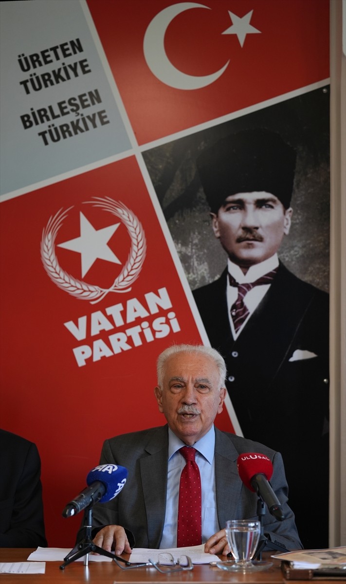 Vatan Partisi Genel Başkanı Doğu Perinçek, partisinin İstanbul İl Başkanlığında düzenlenen basın...