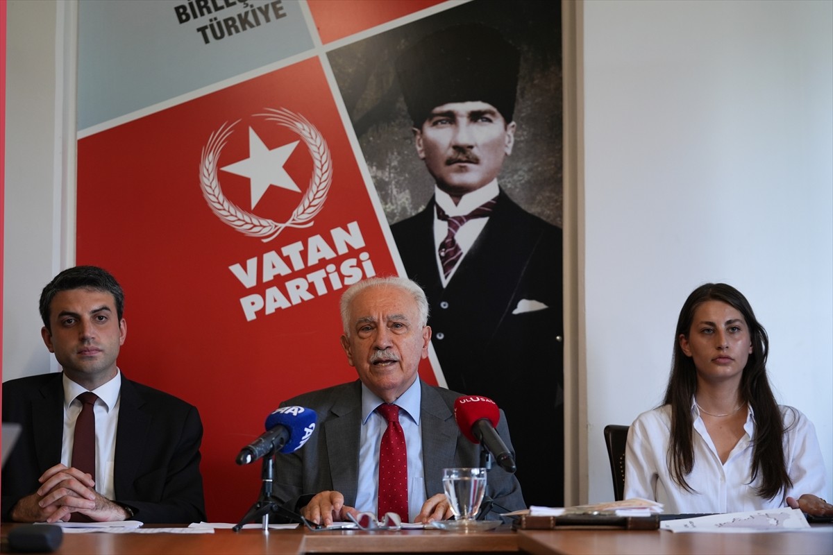 Vatan Partisi Genel Başkanı Doğu Perinçek, partisinin İstanbul İl Başkanlığında düzenlenen basın...