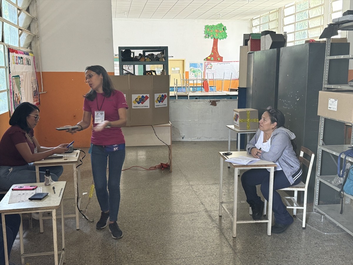 Venezuela'da devlet başkanı seçiminde halk, sandıklara yoğun ilgi gösteriyor. Yerel saatte...