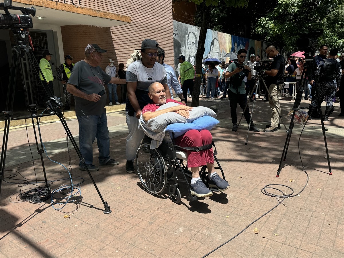 Venezuela'da devlet başkanı seçiminde halk, sandıklara yoğun ilgi gösteriyor. Yerel saatte...