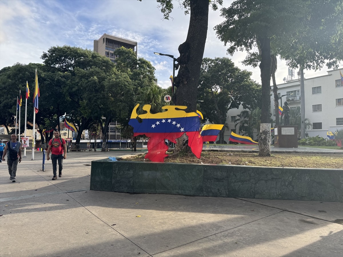 Venezuela'da muhalefet lideri Maria Corina Machado, ellerindeki tutanaklara göre devlet başkanı...