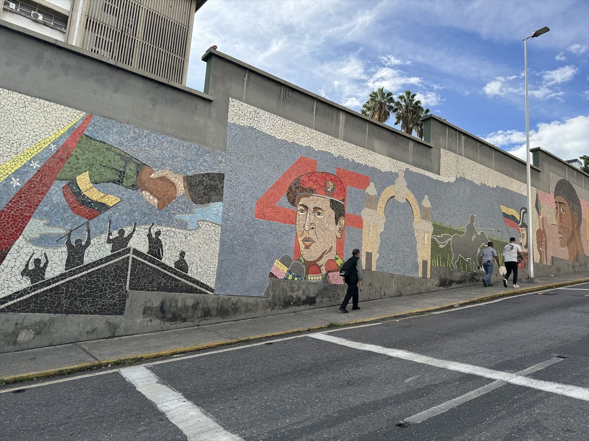 Venezuela'da muhalefet lideri Maria Corina Machado, ellerindeki tutanaklara göre devlet başkanı...