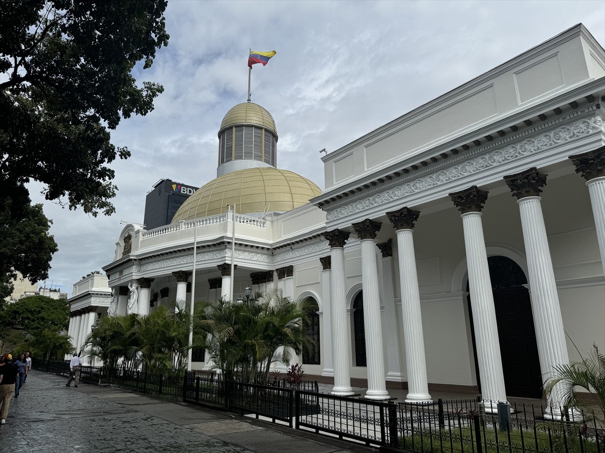 Venezuela'da muhalefet lideri Maria Corina Machado, ellerindeki tutanaklara göre devlet başkanı...