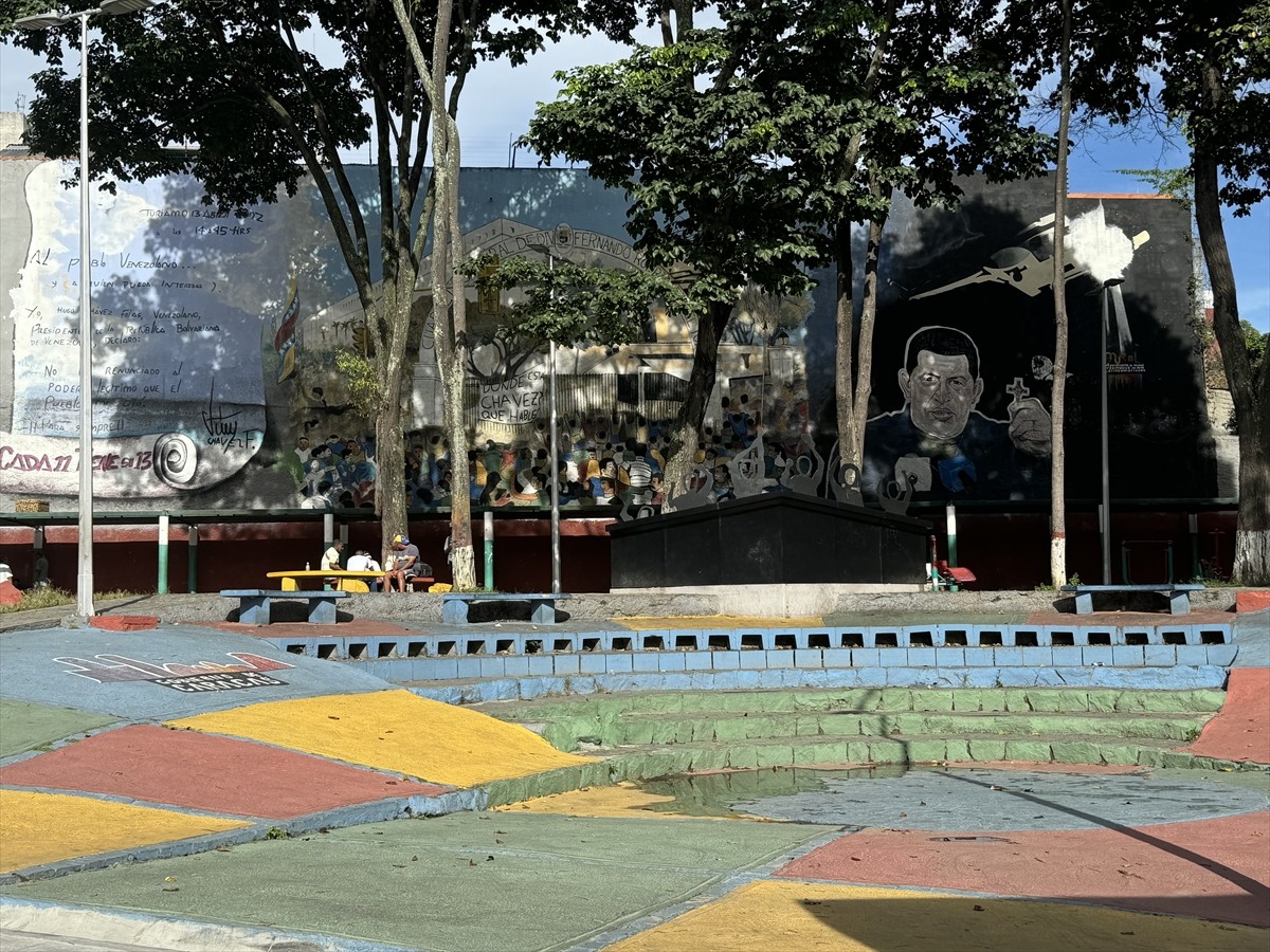 Venezuela'da muhalefet lideri Maria Corina Machado, ellerindeki tutanaklara göre devlet başkanı...