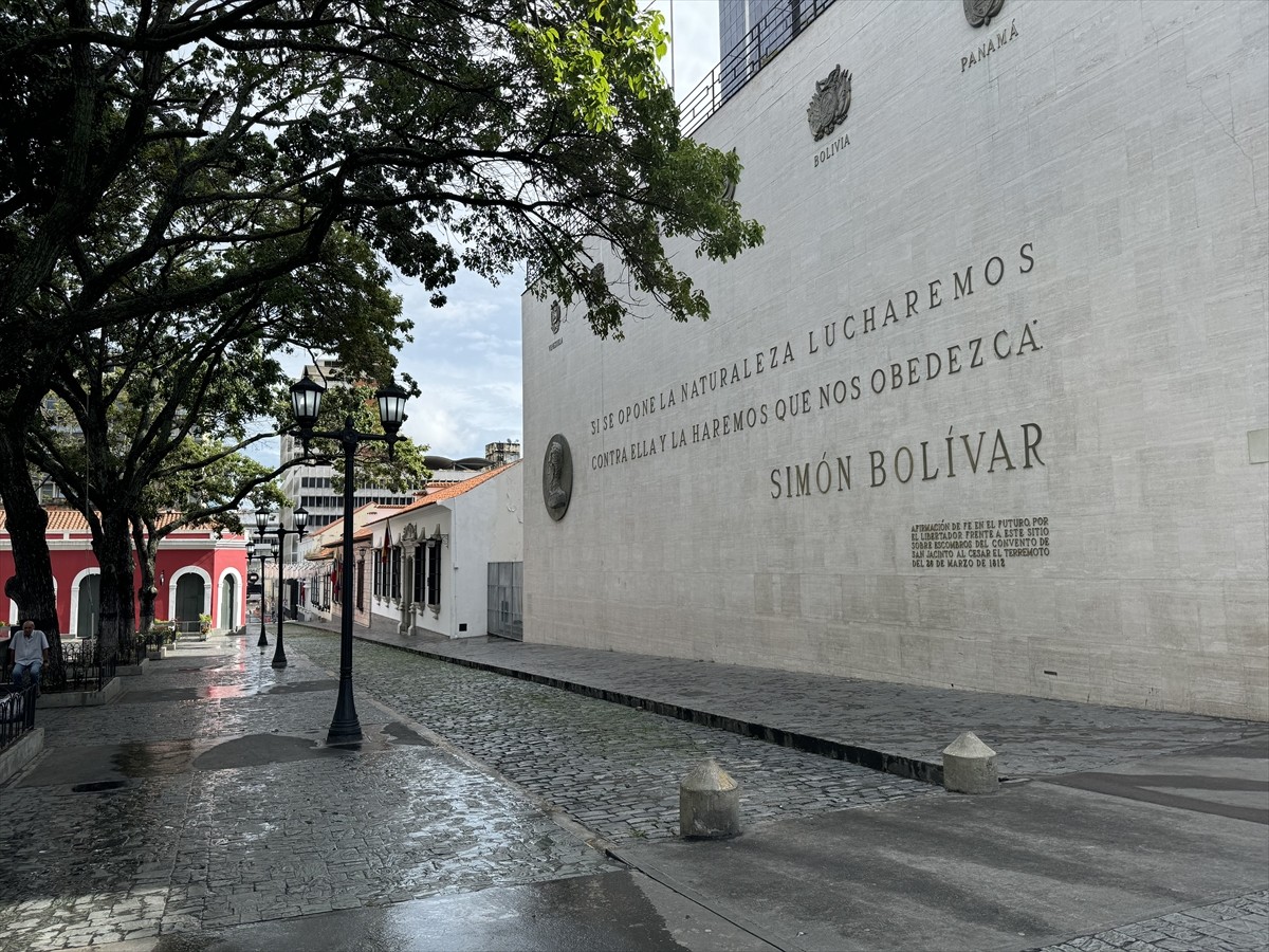 Venezuela'da muhalefet lideri Maria Corina Machado, ellerindeki tutanaklara göre devlet başkanı...